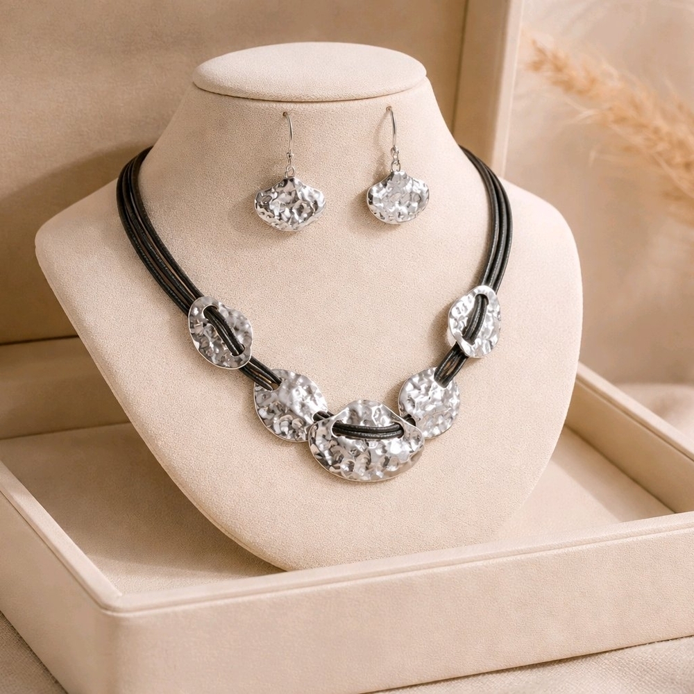 New In Box Erica Lyons Hammered Silver and Black Necklace Set